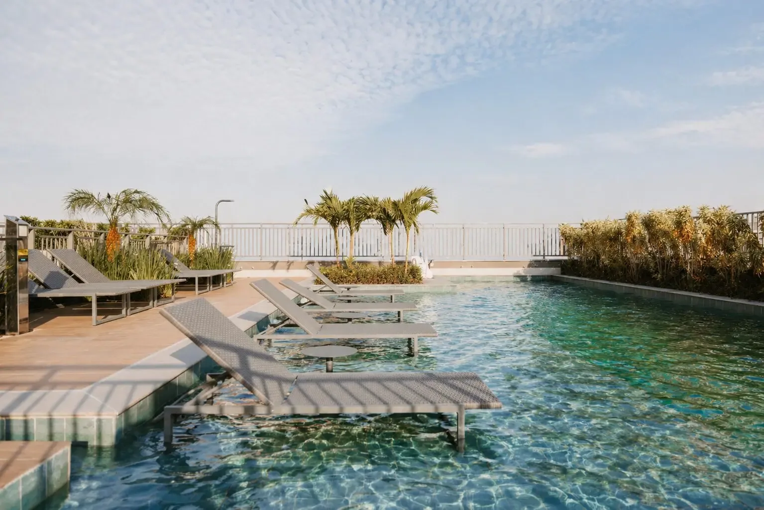 Piscina com deck molhado — imagem oficial SKR